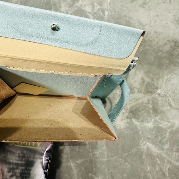 Amity Peapod Light Green Cowhide Coin Purse Wallet Snap Closure - Picture 7 of 7